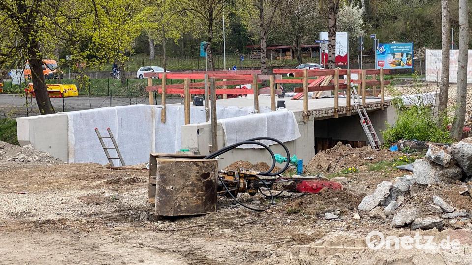 Das Betongerippe steht verloren in der Landschaft: Um die Arbeiten an der neuen Brücke über den Rosenbach fortsetzen zu können, müssen die Temperaturen auch nachts konstant über null Grad liegen. In den nächsten beiden Wochen soll die Arbeiten weitergehen. Bild: Petra Hartl