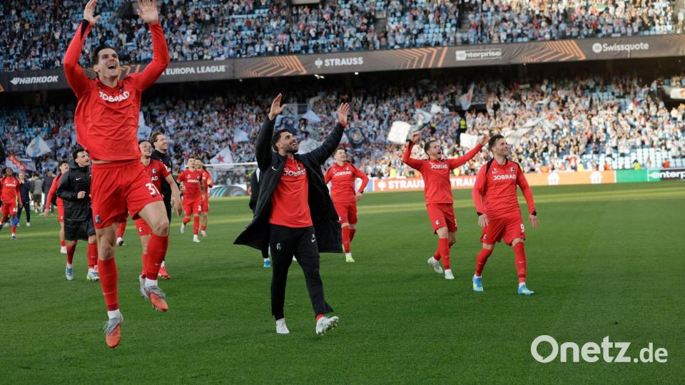 Großer Jubel: Die Freiburger feiern den Halbfinal-Einzug. Bild: Lalo R. Villar/AP/dpa