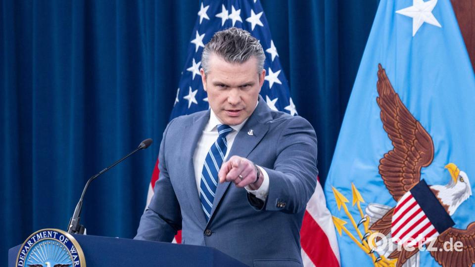 Pentagon-Chef Hegseth warnt den Iran. Bild: Kevin Wolf/FR33460 AP/AP/dpa