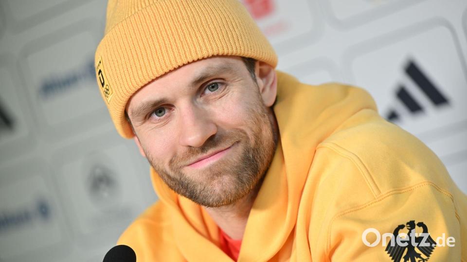 Leon Draisaitl wird beim Playoff-Start der Edmonton Oilers wohl zuschauen müssen. (Archivbild) Bild: Peter Kneffel/dpa