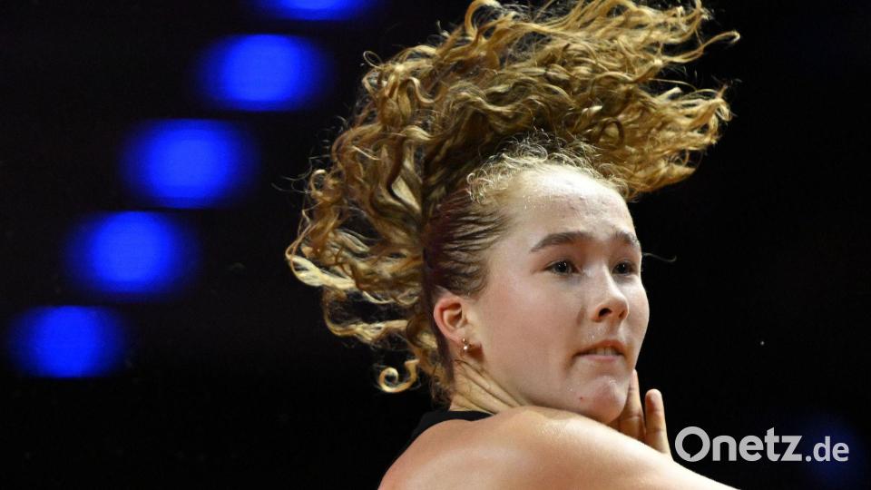 Mirra Andrejewa in Aktion auf dem Weg zum Sieg im Viertelfinale des Tennis-Turniers in Stuttgart Bild: Marijan Murat/dpa