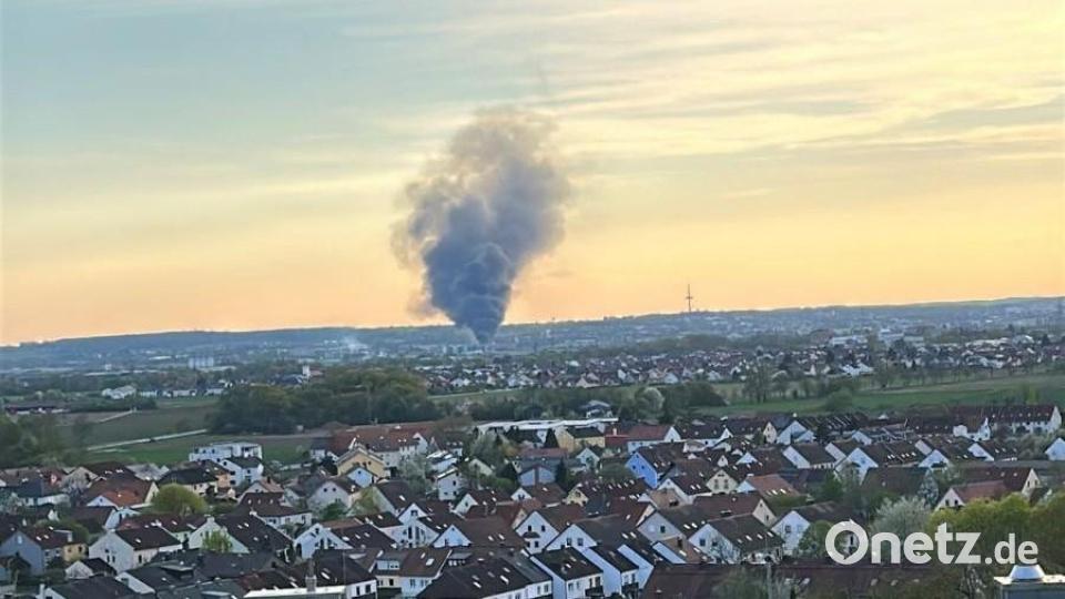 In Regensburg ist am Freitagabend ein Großbrand auf einem Recyclinghof ausgebrochen. Bild: Jannis Frick