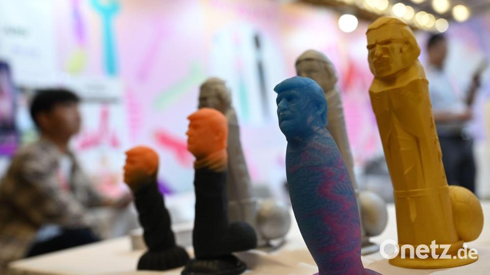 Kuriose Spielzeuge mit dem Kopf Donald Trumps waren auf der Messe auch zu finden. Bild: Johannes Neudecker/dpa
