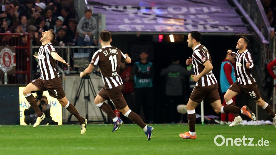 St. Paulis Karol Mets (l) feiert seinen Treffer zum 1:0 Treffer. Bild: Christian Charisius/dpa