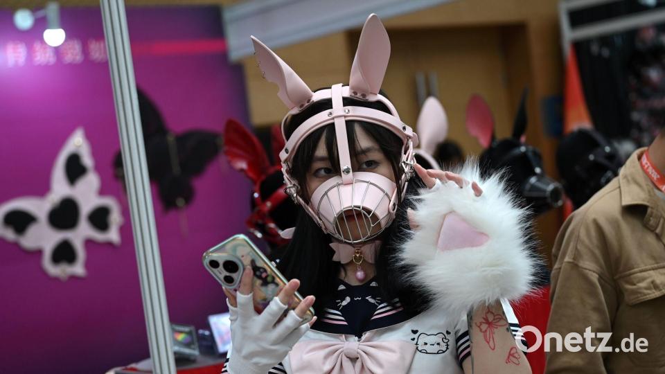 Auch niedliche Masken und Kostüme waren bei der Messe vertreten. Bild: Johannes Neudecker/dpa