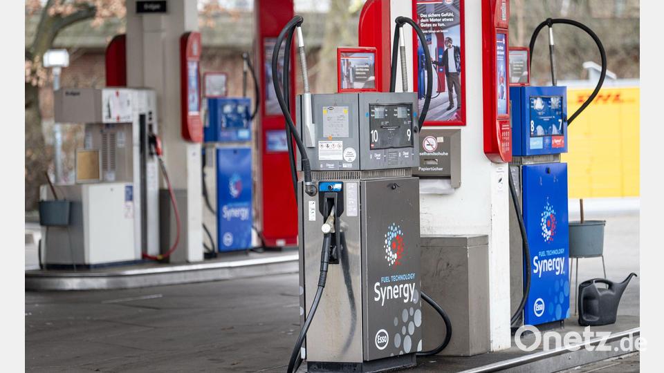 Kraftstoffe werden entlang der gesamten Lieferkette umfassend kontrolliert. (Archivbild) Bild: Fabian Sommer/dpa