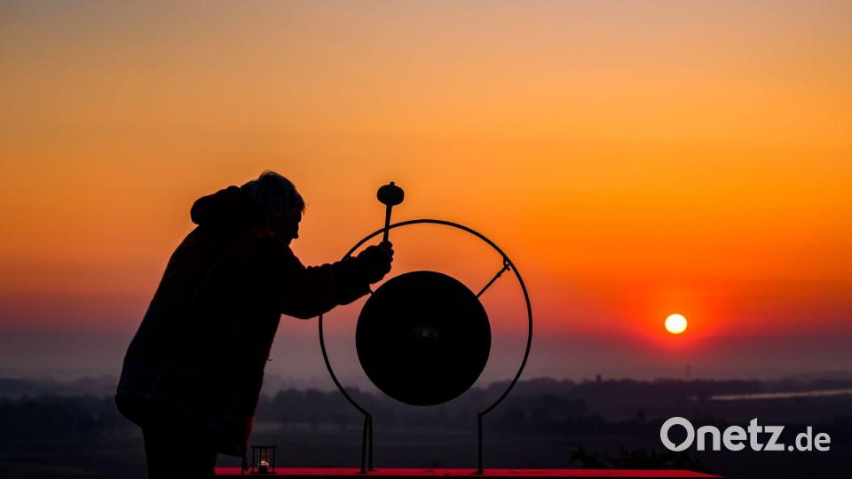 Künstlerin Heike Mildner schlägt zum Sonnenaufgang auf dem Krugberg in Seelow  einen Gong zum Gedenken an die Schlacht um die Seelower Höhen im April 1945. Vom 16. April um drei Uhr morgens bis zum Abend des 19. April wird dort ununterbrochen ein Gong angeschlagen - 87 Stunden lang, so lange wie die Schlacht um die Seelower Höhen idauerte. Bild: Patrick Pleul/dpa