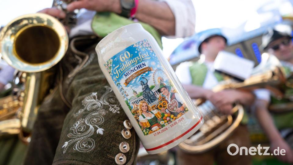 Der mit KI gestaltete Maßkrug mit der Aufschrift „Grüs Gott“ statt „Grüß Gott“ sorgt für Wirbel. Bild: Lukas Barth-Tuttas/dpa