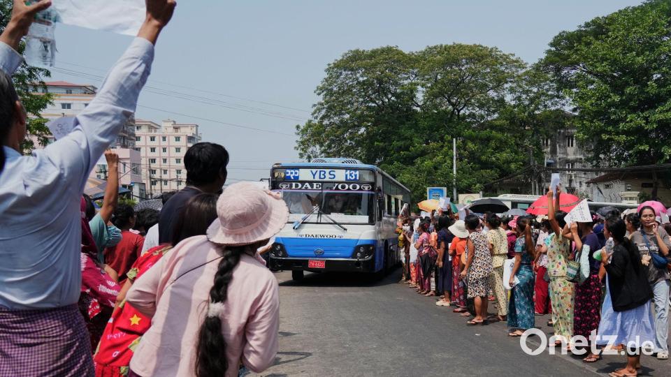Vor dem  Insein-Gefängnis warteten zahlreiche Angehörige. Bild: Thein Zaw/AP/dpa