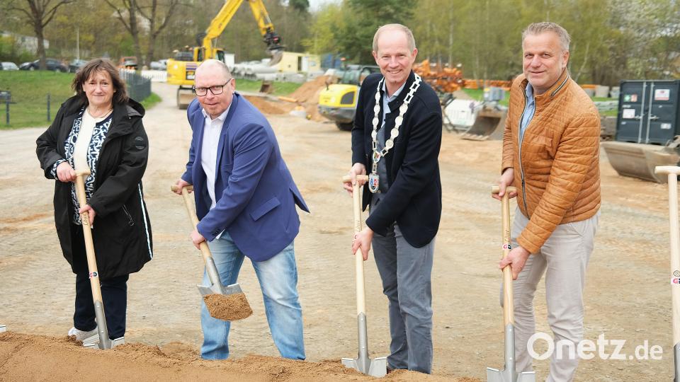 Bürgermeister Konrad Kiener (Zweiter von rechts) nahm mit den Planern Michael Wagner und Markus Hofmann sowie Gemeinderätin Marianne Schieder (von rechts) den symbolischen Spatenstich für das neue Baugebiet "Am Köblitzbach" vor. Bild: Hirsch