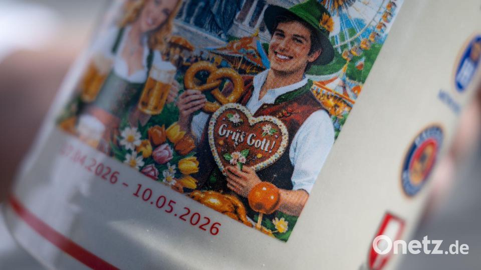 Die KI wars: „Grüs Gott„ statt „Grüß Gott“ steht auf dem Lebkuchenherz, das den Maßkrug ziert. Bild: Lukas Barth-Tuttas/dpa