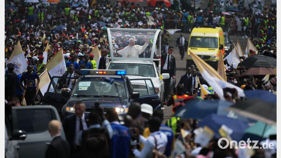 Papst Leo XIV. feiert in Kamerun die bislang größte Messe seiner Amtszeit. Bild: Andrew Medichini/AP/dpa