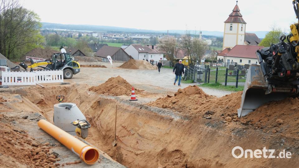 Die Erschließungsarbeiten für das neue Baugebiet "Am Köblitzbach" in Wernberg haben auf dem Friedhofsparkplatz in Oberköblitz begonnen. Das Gelände liegt an einem Südwesthang unterhalb der Feistelberger Straße und bietet einen herrlichen Ausblick in den Oberpfälzer Wald. Bild: Hirsch