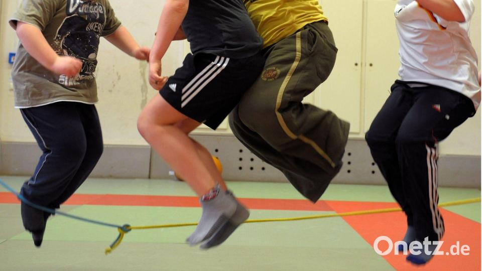 Manche übergewichtigen Kinder nehmen an einem speziellen Sportprogramm teil. (Symbolbild) Bild: Waltraud Grubitzsch/dpa-Zentralbild/dpa