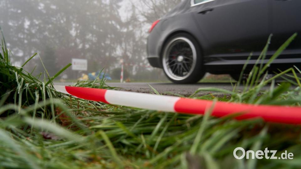 In Runkel trauern Angehörige um die verstorbenen Arbeiter. Bild: Sascha Ditscher/dpa