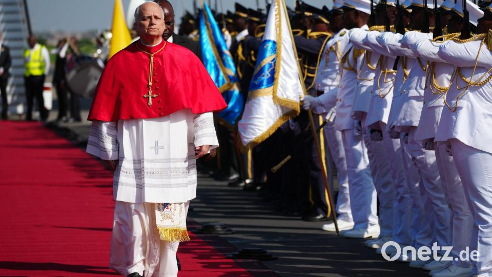 Der Papst bei seiner Ankunft in Luanda. Bild: Andrew Medichini/AP/dpa