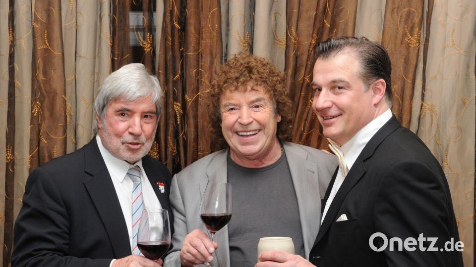 Als Sänger Tony Marshall (m.) seinen 75. Geburtstag feierte, war neben seinem Sohn Marc (r.) auch sein Manager Herbert Nold mit von der Partie. (Archivbild) Bild: picture alliance / dpa