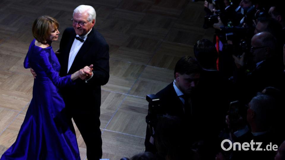 Bundespräsident Frank-Walter Steinmeier und seine Frau Elke Büdenbender tanzen den Eröffnungswalzer beim Bundespresseball. Bild: Carsten Koall/dpa