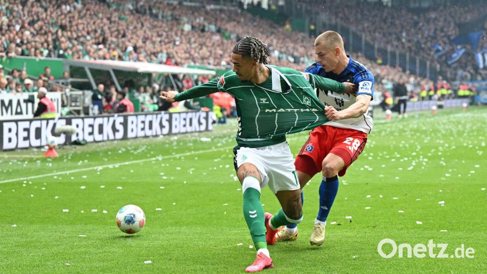 Derby-Duell: Werders Justin Njinmah (l) im Zweikampf mit Miro Muheim vom Hamburger SV. Bild: Carmen Jaspersen/dpa