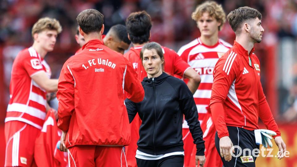 Ansprache nach Schlusspfiff: Marie-Louise Eta versammelt ihre Schützlinge nach der Niederlage gegen Wolfsburg. Bild: Andreas Gora/dpa