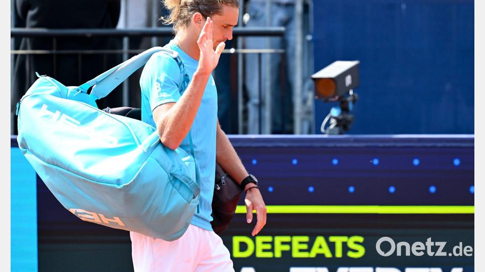 Alexander Zverev verabschiedet sich nach seiner Halbfinalniederlage vom Publikum in München. Bild: Sven Hoppe/dpa