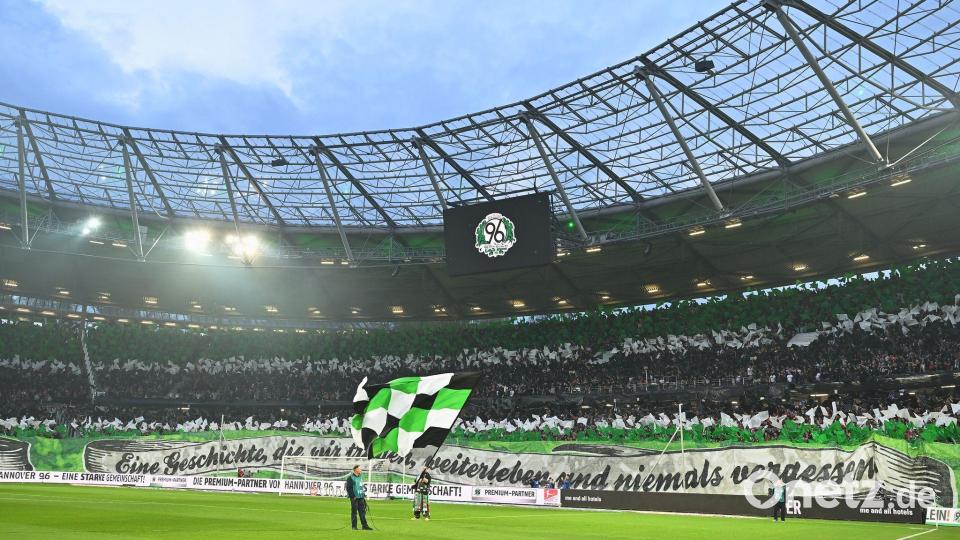 Zum 130. Geburtstag gibt es eine große Choreographie der Fans von Hannover 96. Bild: Swen Pförtner/dpa
