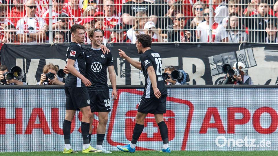 Patrick Wimmer feiert sein Tor mit seinen Teamkollegen. Bild: Andreas Gora/dpa