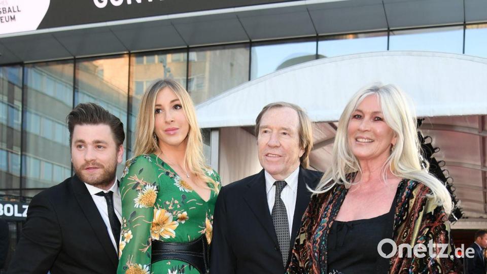 Günter Netzer, Ehefrau Elvira, Tochter Alana und deren Partner, der Schweizer Popsänger Baschi, stehen auf einem roten Teppich. (Archivbild) Bild: Ina Fassbender/dpa