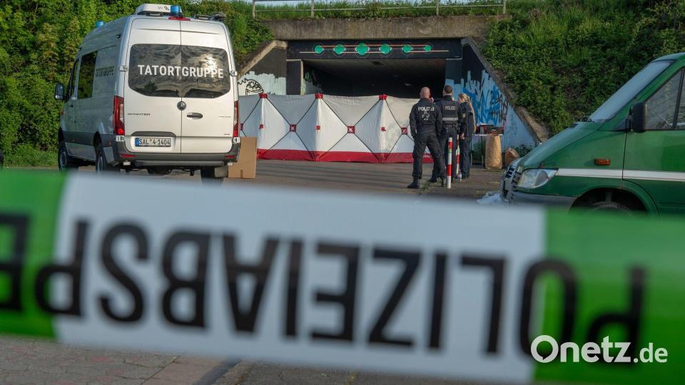 Nach einem lauten Knall hat die Polizei unter einer Fußgängerbrücke im Saarland einen Toten und vier Schwerverletzte gefunden. Bild: BeckerBredel/dpa