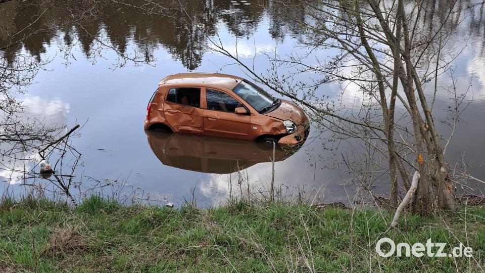 Am Freitagnachmittag landete eine Fahranfängerin mit ihrem Auto bei Trippach in einem Weiher. Bild: Christian Hierold