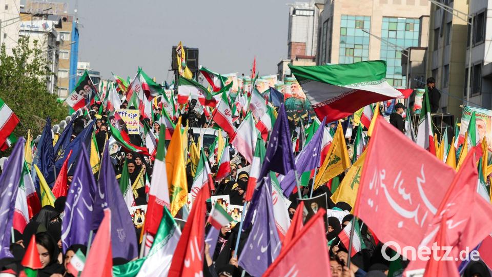 Iranische Frauen nehmen in Teheran an einer Kundgebung unter dem Motto "Geopferte Mädchen" teil, um den während des Krieges getöteten Frauen zu gedenken. Bild: Stringer/dpa