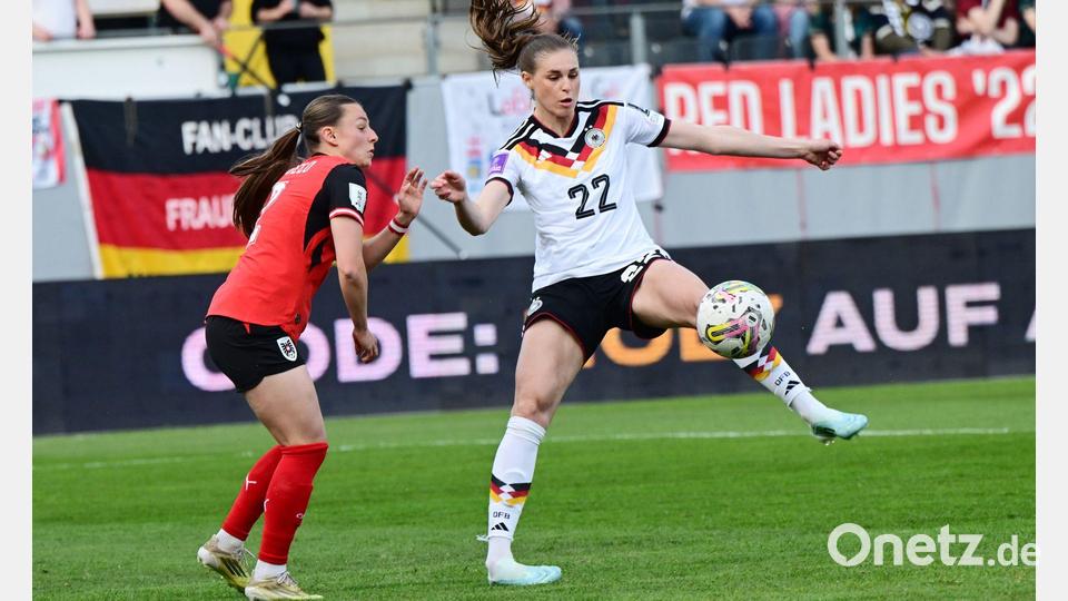 Tat sich schwer gegen Österreich: Flügelstürmerin Jule Brand (r.). Bild: Expa/ Reinhard Eisenbauer/APA/dpa