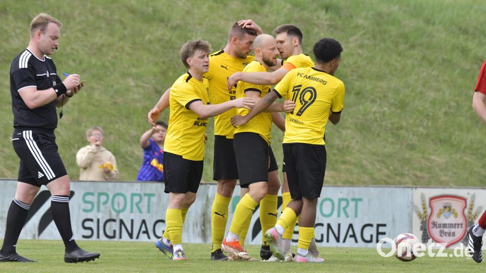 FC Amberg - SV Hahnbach 
Gratulation an Friedrich Lieder vom FC Amberg nach seinem Elfmetertor zum 2:1
Fußball Bezirksliga Nord
Saison 2025/26.
Bild: Hubert Ziegler Bild: Hubert Ziegler