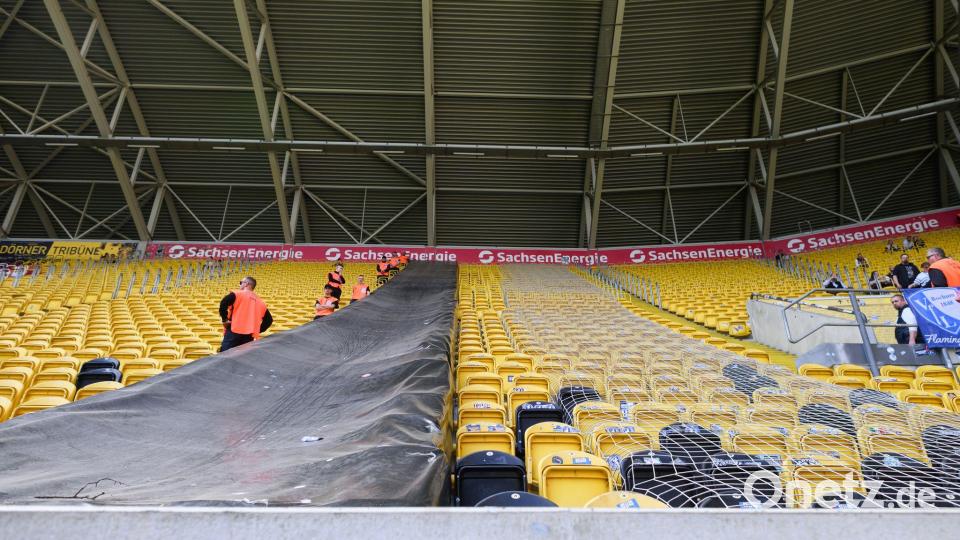 Im Rudolf-Harbig-Stadion wurden erste Details des überarbeiteten Sicherheitskonzepts umgesetzt. So wurde der Gäste-Sitzbereich mit einer Plane und einem Netz zusätzlich gesichert. Bild: Robert Michael/dpa