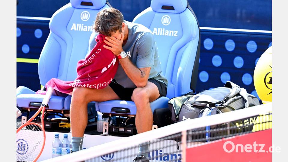 Flavio Cobolli weint nach seinem Halbfinalsieg über Alexander Zverev in München - am Tag vor dem Match war ein guter Freund gestorben. Bild: Sven Hoppe/dpa