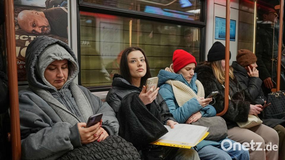 Viele Russen beklagen sich über die ständigen Abschaltungen des mobilen Internets. (Archivbild) Bild: Alexander Zemlianichenko/AP/dpa