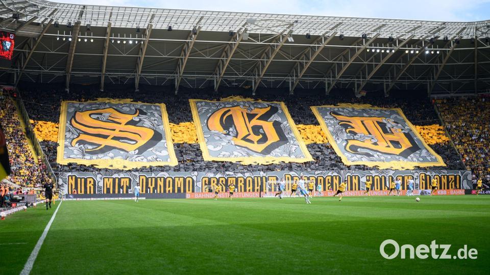 Die Fans von Dynamo Dresden zeigen im K-Block eine Choreographie. Bild: Robert Michael/dpa