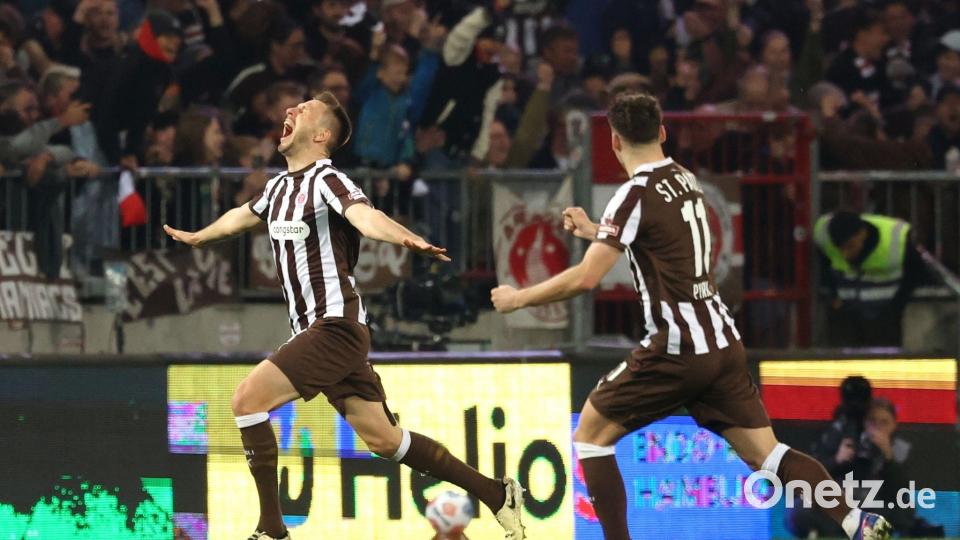 Karol Mets (l) feiert seinen Treffer zum 1:0 für den FC St. Pauli. Bild: Christian Charisius/dpa