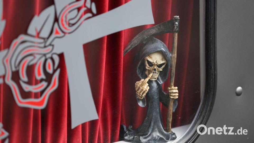 Sensemann-Figur  in Bestattungsfahrzeug - Museum für Sepulkralkultur Bild: Swen Pförtner/dpa