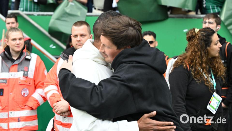 Gute Freunde: Werder-Trainer Daniel Thioune und sein HSV-Kollege Merlin Polzin (r). Bild: Carmen Jaspersen/dpa