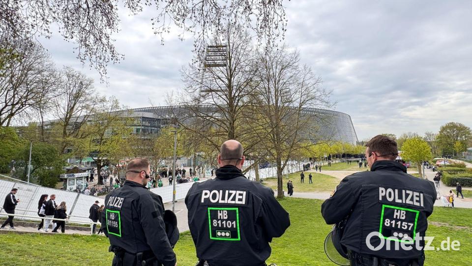 Polizisten beim Nordderby zwischen Werder Bremen und dem Hamburger SV. Bild: Carmen Jaspersen/dpa