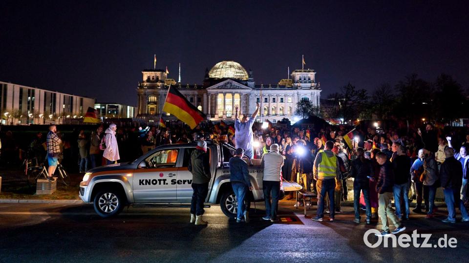 Menschen nehmen an einer Kundgebung gegen hohe Spritpreise teil mit Sebastian Bormann auf einem Pick-up am Platz der Republik vor dem Reichstagsgebäude in Berlin. Bild: Michael Ukas/dpa