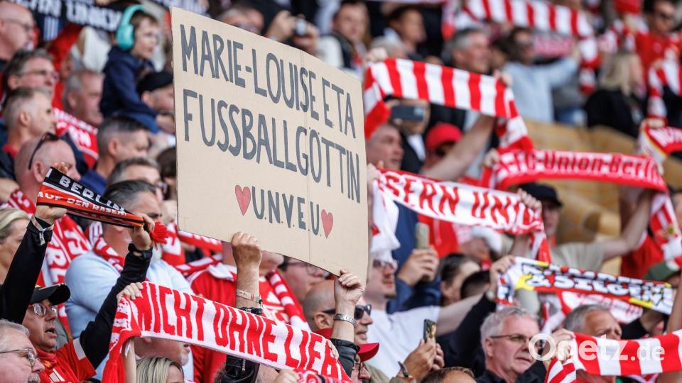 Die Union-Fans begrüßten „Fußballgöttin“ Marie-Louise Eta. Bild: Andreas Gora/dpa