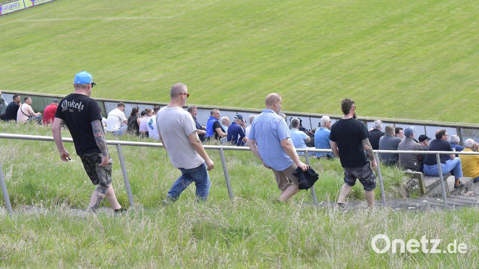 Impressionen vom Spitzenspiel der Fußball-Bezirksliga Nord zwischen dem FC Amberg (gelbe Trikots) und dem SV Hahnbach. Die Partie endete mit 2:1. Bild: Hubert Ziegler