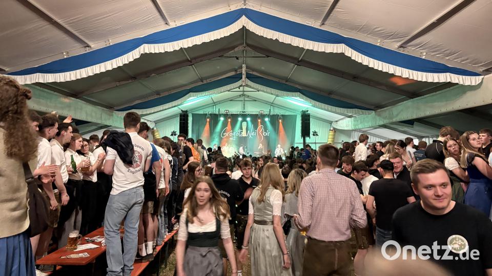 Die Stimmung im Festzelt war immer angeheizt. Kaum einen hielt es auf den Bänken sitzend. Fast alle standen und klatschten zur Musik. Bild: Lukas Büchold