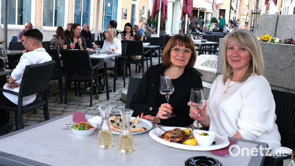 Die Gäste genossen die Abendstimmung bei Wein und gutem Essen. Bild: Hirsch