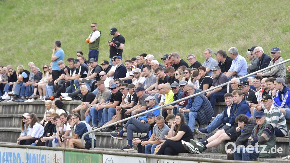 Impressionen vom Spitzenspiel der Fußball-Bezirksliga Nord zwischen dem FC Amberg (gelbe Trikots) und dem SV Hahnbach. Die Partie endete mit 2:1. Bild: Hubert Ziegler