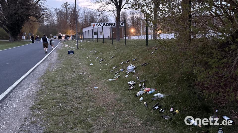 Es ist nicht alles Gold was Glänzt. Die Umweltverschmutzung um den Sportplatz herum nahm riesige Dimensionen an. Bild: Lukas Büchold