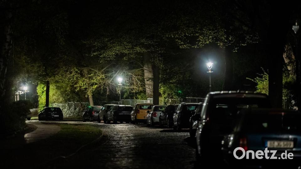 Der Kirchweg im Berliner Ortsteil Nikolassee ist bei einem Stromausfall weitgehend dunkel, da nur die Gaslaternen noch Licht spenden. Bild: Christoph Soeder/dpa
