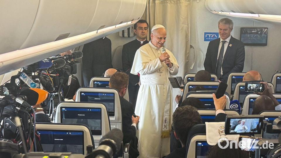 Der Papst kam im Flugzeug zu den mitreisenden Journalisten. Bild: Christoph Sator/dpa